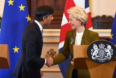 Foto | EFE | LA PATRIA  El primer ministro británico, Rishi Sunak, y la presidenta de la Comisión Europea, Ursula von der Leyen, sellan el acuerdo. En medio de una evidente complicidad, ambos destacaron que una solución para Irlanda del Norte desencalla en buena medida la cooperación en otros ámbitos.