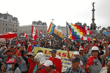 Foto | EFE | LAPATRIA  Varias personas participan en una manifestación que exige la renuncia de la presidenta Dina Boluarte, el cierre del Congreso, la convocatoria de una asamblea constituyente y el adelanto de elecciones generales a 2023