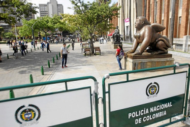 Vallas que limitan el ingreso de personas a la Plaza Botero en Medellín.