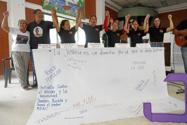 Foto | EFE | LA PATRIA  La audiencia tuvo lugar en el colegio público Eustaquio Palacios y en ella participaron familiares de las víctimas y organizaciones sociales que hicieron arengas para exigir justicia.