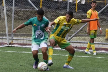 Acción de juego del partido entre Caldas y Huila. 