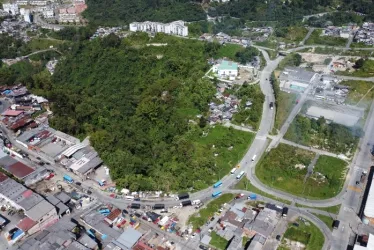 La Avenida Marcelino Palacio serpentea en el Macroproyecto San José, en las ruinas de lo que fueron viviendas la naturaleza se ha ido apropiando de nuevo del espacio en el barrio Asís, los nuevos apartamentos de La Avanzada, la Estación de Policía Manizales y el Cisco San José, entre otros.