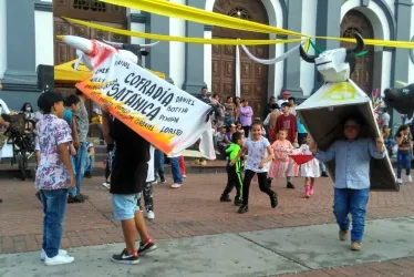 Niños, jóvenes y adultos llevaron las vacas locas durante el paseíllo, en la fiesta a la Virgen de la Candelaria. Al final, se realizó la corraleja de niños, en la plazoleta de Banderas.