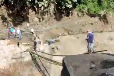 La comunidad debió encargarse de construir el puente con propios aportes ante la falta de apoyo gubernamental.