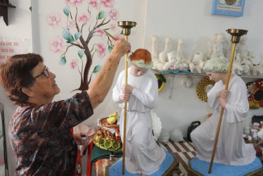 Por estos días le llegan imágenes religiosas de templos que se preparan para la Semana Santa.