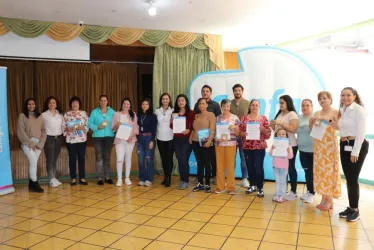 Grupo de personas y familiares que fueron beneficiarios con el Subsidio Saludable para arreglo de la casa y que así puedan habitar una vivienda más digna.