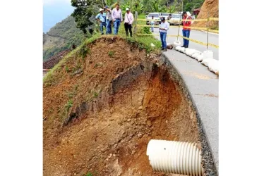 La comunidad con funcionarios verificaron el peligro en la zona, como en La Avispa.