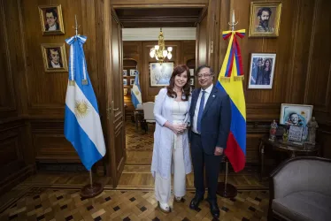 Cristina Fernández acompañada de Gustavo Petro.