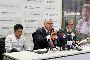 El senador Ariel Ávila; el ministro de Justicia, Nestor Osuna; y el representante a la Cámara Alirio Uribe. 