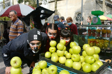 Los Recívicos, Nakor Quintero, Laura Hernández y Steven Calvo, con el clown interactuaron con vendedores informales y transeúntes de la carrera 23, invitándolos a ser mejores ciudadanos.