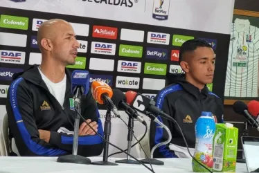 Elkin Soto (i), técnico encargado del Once Caldas, junto a Jorge Cardona en rueda de prensa.