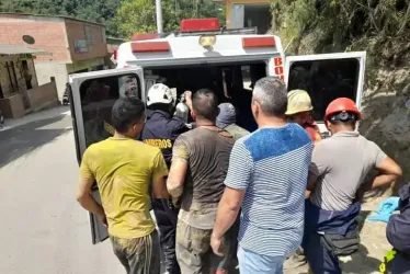 Los bomberos trasladaron a los heridos al Hospital San Antonio. 