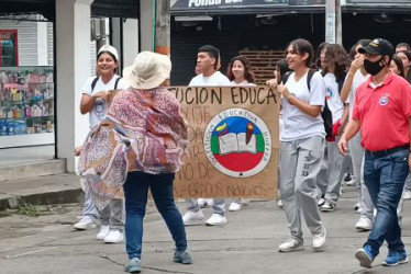 Alumnos de la Institución Educativa Dorada exigen obras y manejo de árboles y raíces.