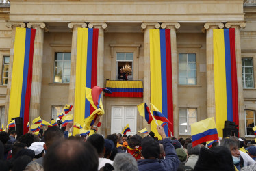 Se dirigió desde un balcón de la Casa de Nariño adornada con la bandera nacional a una multitud congregada en la Plaza de Armas.