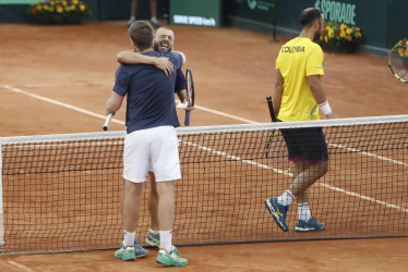 Daniel Evans (d) y Neal Skupski de Reino Unido celebran al ganar el partido ante Juan Sebastián Cabal y Robert Farah de Colombia, durante el juego de dobles de la fase de clasificación de la Copa Davis 2023 entre Colombia y Reino Unido, en el Pueblo Viejo Country Club de Cota (Cundinamarca).