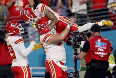 El receptor abierto de los Kansas City Chiefs, Skyy Moore (arriba), celebra su touchdown con el centro de los Kansas City Chiefs, Creed Humphrey (der.), y el receptor abierto de los Chiefs, Kadarius Toney.