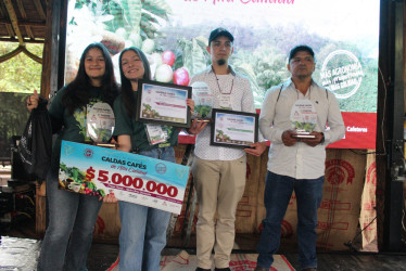 Emilia e Isabella Castellanos, en representación de Café Tío Conejo, recibieron el premio en la categoría Hacia Otros Horizontes; José Adrián Ortiz Rodríguez, de la vereda Los Molinos, en Salamina, es ganador en la categoría Comenzando El Camino; y Hermes de Jesús Álvarez Mejía, de Anserma, fue el ganador de la categoría Un Paso Adelante.