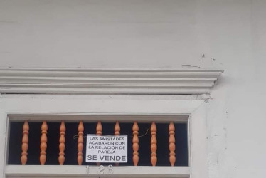 Según el aviso en el portón de una casa en Pácora, esta se vende "por culpa de las amistades".