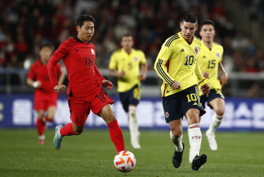 El coreano Kang-in Lee disputa un balón contra James Rodríguez, quien hoy retornó a la capitanía del seleccionado colombiano y marcó el primer tanto para los cafeteros.