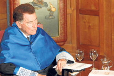 Foto | EFE | LAPATRIA  Además de investigador, profesor, y divulgador, Ayala fue viticultor. Poseía varias hectáreas de viñedos en California y en 2011 donó 10 millones de dólares a la Universidad de California en Irvine, de sus viñedos.