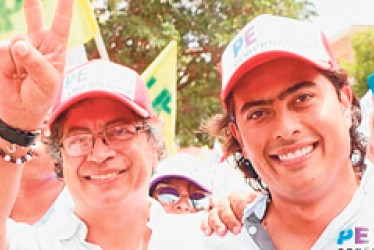 En la foto, Nicolás Petro (derecha), junto a su padre, el presidente de Colombia, Gustavo Petro.