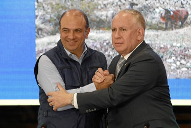 El defensor del Pueblo de Colombia, Carlos Camargo, saluda a su homólogo de Ecuador, César Marcel Córdova, con quien se reunió en Bogotá.