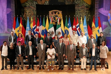 Los integrantes de la segunda fase de la Mesa de Diálogos de Paz entre el Gobierno de Colombia y el Ejército de Liberación Nacional (Eln) en la fotografía oficial del encuentro en Ciudad de México.