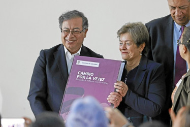 Foto | EFE | LA PATRIA  El presidente de Colombia, Gustavo Petro, posa junto a la ministra de Trabajo, Gloria Inés Ramírez, durante la radicación del proyecto de ley de reforma pensional ante el Congreso.