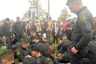 Foto | Tomada de El Heraldo | LA PATRIA Imagen de la retención de los policías. 