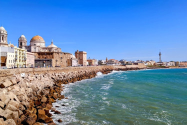 Cádiz tiene una ubicación estratégica. El segundo y cuarto viajes de Cristóbal Colón a América salieron de este puerto andaluz. Se calcula que el 50% de los primeros españoles que llegaron al “Nuevo Mundo” provenían de Andalucía.