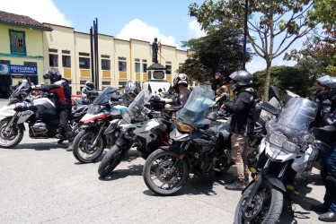 Las motos se parquearon en el parque principal llamando la atención de los aguadeños.