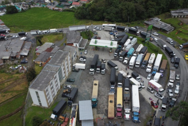 Fotos | Freddy Arango | LA PATRIA  Así lucía la fila de vehículos en la vía Manizales- Mariquita, a la altura de finca Miraflores.