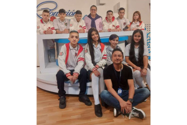 El equipo del Colegio Bosques del Norte durante su visita a Telecafé.