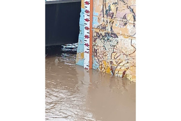 Así luce el río más grande de Colombia en su paso por el Puerto Caldense, donde tienen medidores para saber la altura de su cauce.