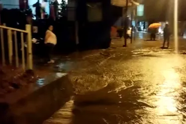 Así se vieron las calles de Gallinazo con el desbordamiento de la quebrada El Carmelo.