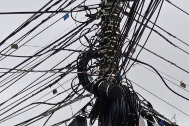 Foto | Cortesía | LA PATRIA  Los cables de luz taparon la señal de tránsito que indica el doble sentido de la vía en el barrio La Estrella.