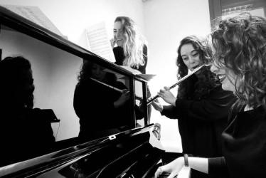 Sakira Ventura (centro) toca la flauta traversa en un concierto didáctico sobre compositoras en España, acompañada de otras músicas.  Foto l Cortesía l La Patria