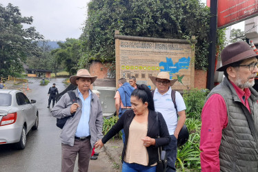 Los manifestantes se concentraron en la entrada del Recinto del Pensamiento.