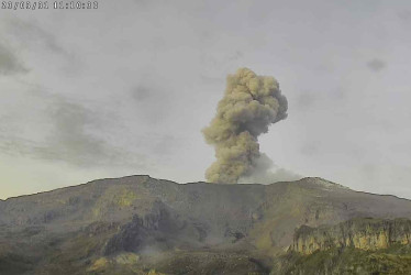 Así luce la columna de ceniza de este viernes. Imagen capturada desde la cámara del SGC en el sector Piraña - Azufrado.