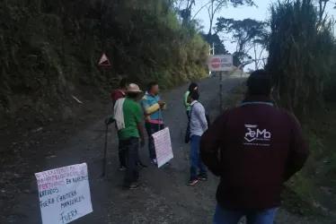 manifestantes a la entrada de cantera de Manizales