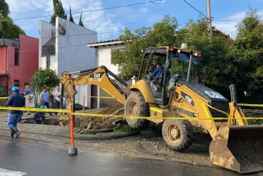 Personal de Aguas de Manizales reparando daño de tubería en Milán. 