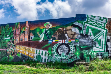 El mural combina elementos del paisaje cafetero con los símbolos del equipo. 