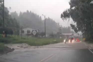 Aguas lluvia sobre la vía en Maltería este martes en la tarde. 