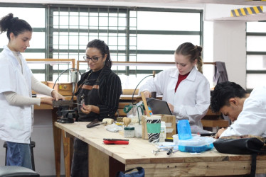 Taller de joyería en la Universidad Autónoma de Manizales