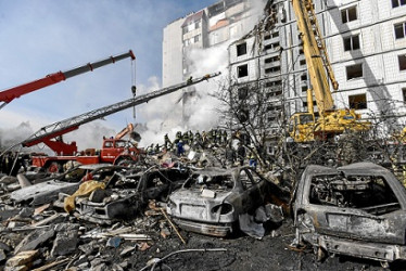 Foto | EFE | LA PATRIA  Los rescatistas trabajan en un edificio residencial dañado después de un ataque con misiles, en Uman, región de Cherkasy.