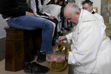 Una imagen proporcionada por los medios del Vaticano muestra al Papa Francisco realizando el rito del lavatorio de los pies el Jueves Santo en Roma, Italia