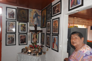 Elsy y el altar en su casa.