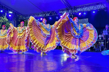 Grupos de danzas participaron en las presentaciones culturales.