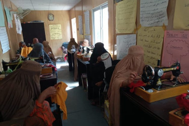 Mujeres afganas refugiadas en Peshawar, capital de la fronteriza provincia de Jaiber Pastanjuá, en el noroccidente de Pakistán, reciben capacitación en costura y bordado.