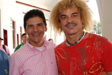 Carlos 'el Pibe' Valderrama (derecha) junto al director del torneo, Luis Fernando Marín.